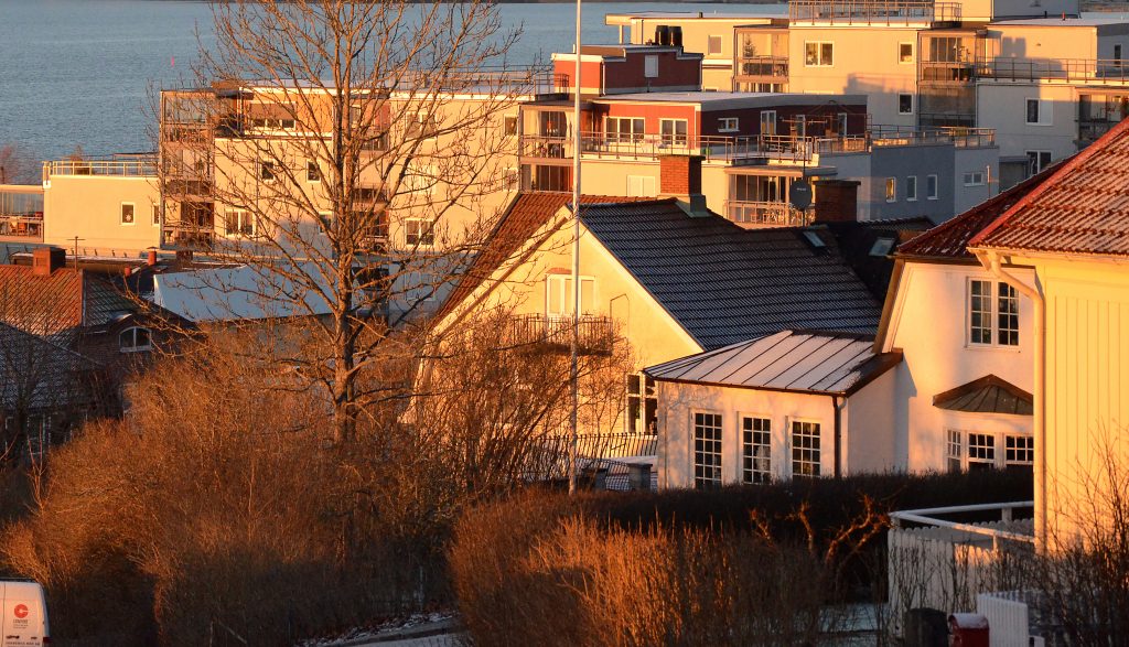Bild på byggnader i Ulricehamn i kvällsljus.