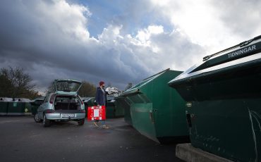 Återvinningsstation i Ulricehamn, på bilden syns två gröna containrar..