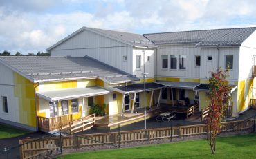 Bild Hökerums förskola som är en vitgul byggnad med flera våningar