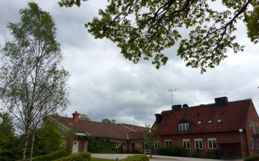 Bild på Parkgården i Dalum som är en röd tegelbyggnad.