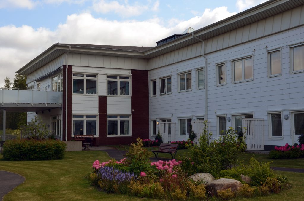 Bild på Ryttershov i Ulricehamn. En vitröd byggnad i två våningar