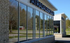 Bild på glasparti på Ätradalsskolan. på bilden ses också en fasadskylt med skolans namn.