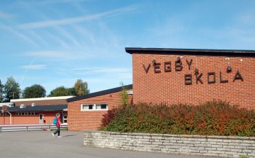 Bild på Vegby skola som är en röd tegelbyggnad