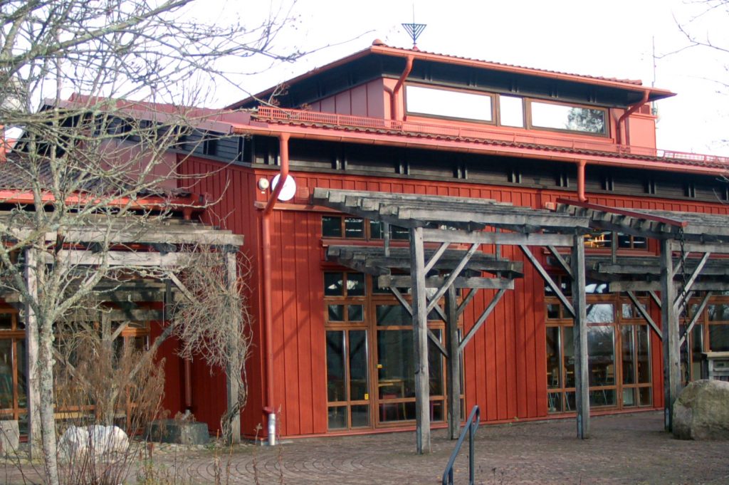 Bild på delar av Tvärreds skola som är en byggnad i rött trä