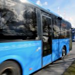 Blå buss som kör förbi