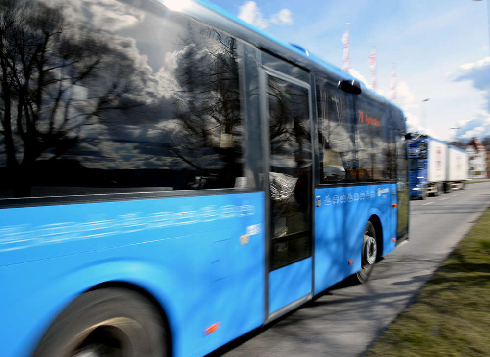 Blå buss som kör förbi