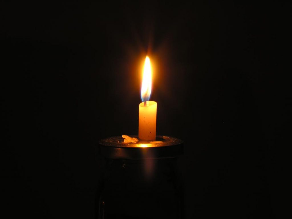 Bild på ett brinnande ljus