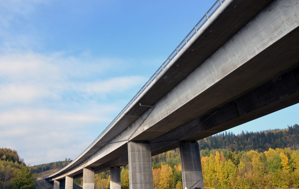 Bild på motorvägen med bron över Ätran.
