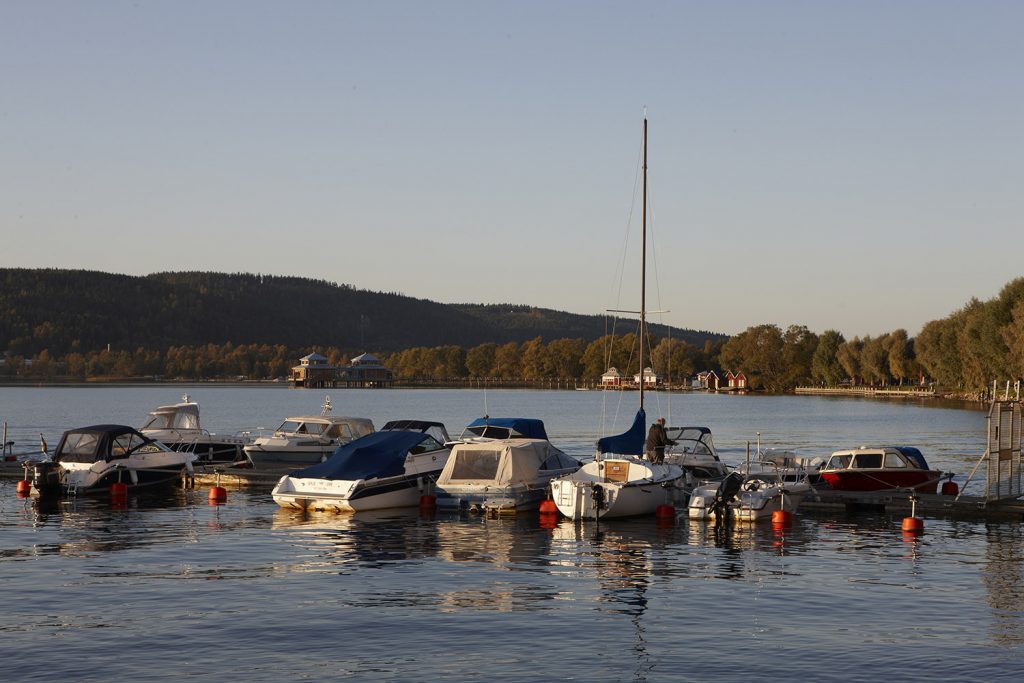 Bild på båtar som ligger förtöjda i Åsunden