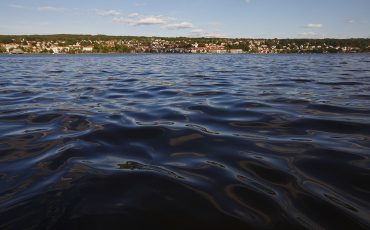 Bild på Åsunden med staden Ulricehamn i bakgrunden