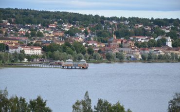 Bild på vy över Ulricehamn med kallbadhuset och Åsunden.