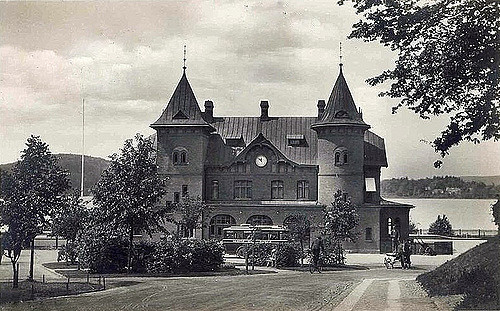 Svarvit bild på stationshuset I Ulricehamn. Tegelbyggnad med två torn.