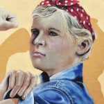 Muralmålning på Ada Nilsson med knuten hand