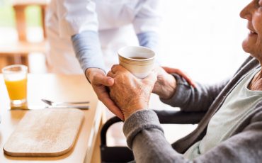 Äldre person får hjälp av vårdpersonal
