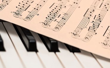 Noter som ligger på ett piano