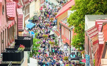 Folkmassa längs Storgatan under Smaka på Ulricehamn