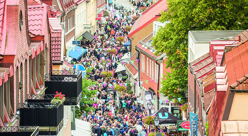 Bild på folkmassa längs Storgatan under Smaka på Ulricehamn