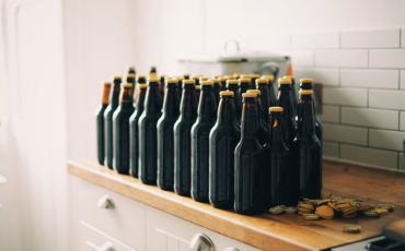 Ölflaskor på en byrå