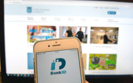 En mobiltelefon med appen BankID som syns på skärmen