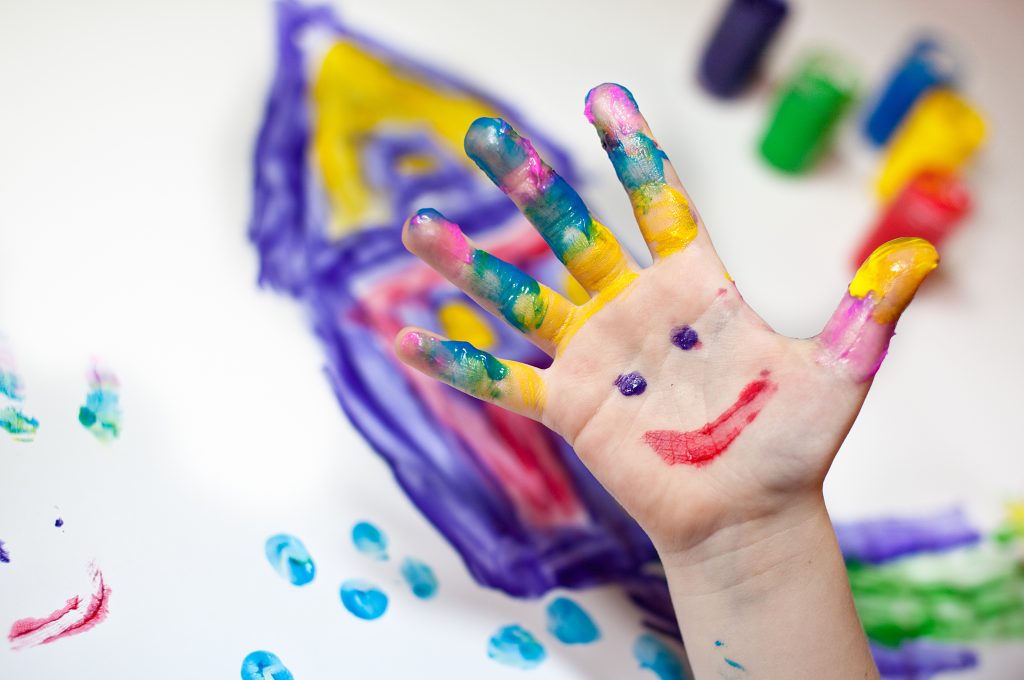 Bild på en barnhand målad som en gubbe.