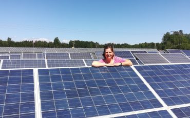 Bild på solceller och kommunens energirådgivare som är en kvinna.