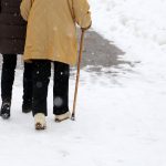 Äldre kvinna på promenad vintertid