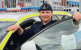 Kommunpolis vid polisbil i Ulricehamn