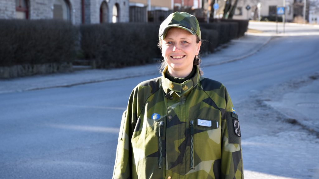 Kvinnlig representant för Hemvärnet i militärgrön uniform