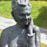 Skulptur av Birgit Th. Sparre där Birgit håller handen vid kinden.