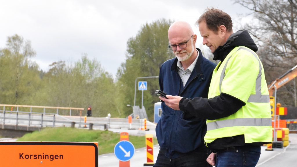 Två män vid ett vägarbete i Ulricehamn