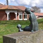 Skulpturen Mor och barn , bronsfiguren står utanför Ekero i Gällstad.