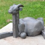 Skulpturen Tacka, ett konstverk i brons och granit utanför Lyckans förskola.