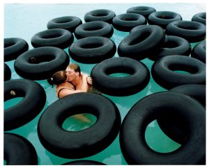 Förälskat par i pool bland flytande däck