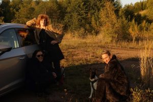 Tre kvinnor och en hund i naturen