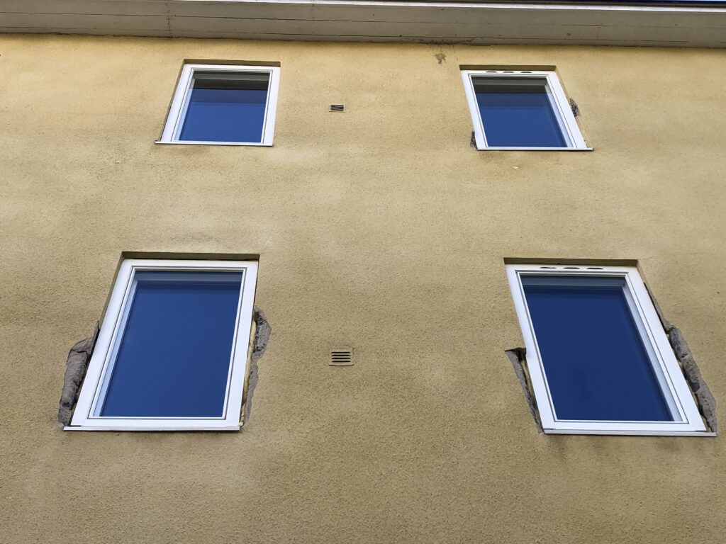 Fyra stycken fönster med fasad som har gått sönder