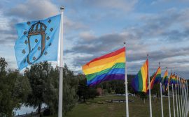 Ulricehamns flagga tillsammans med flera prideflaggor i regnbågens färger