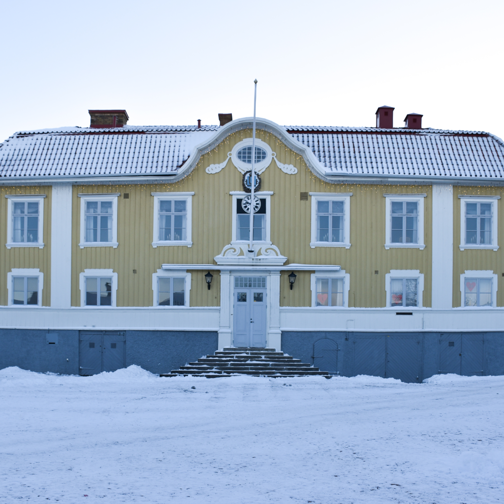 gult hus i snö