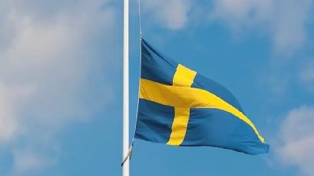 Svensk flagg på halvstång